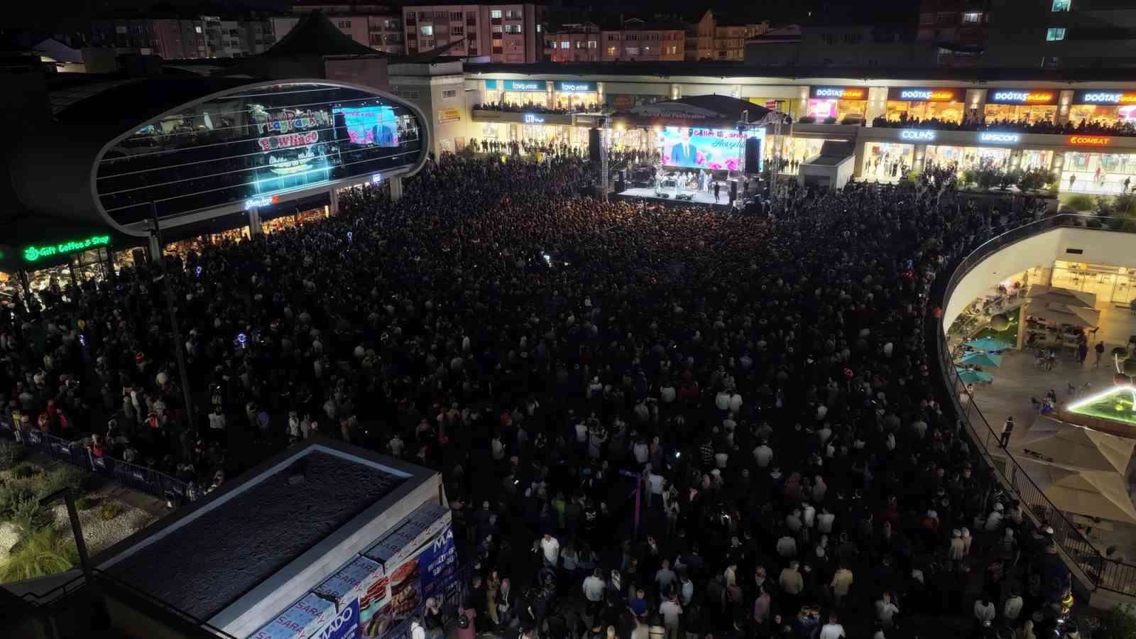 Binlerce Ispartalı, Zara’nın şarkılarıyla doyasıya eğlendi
