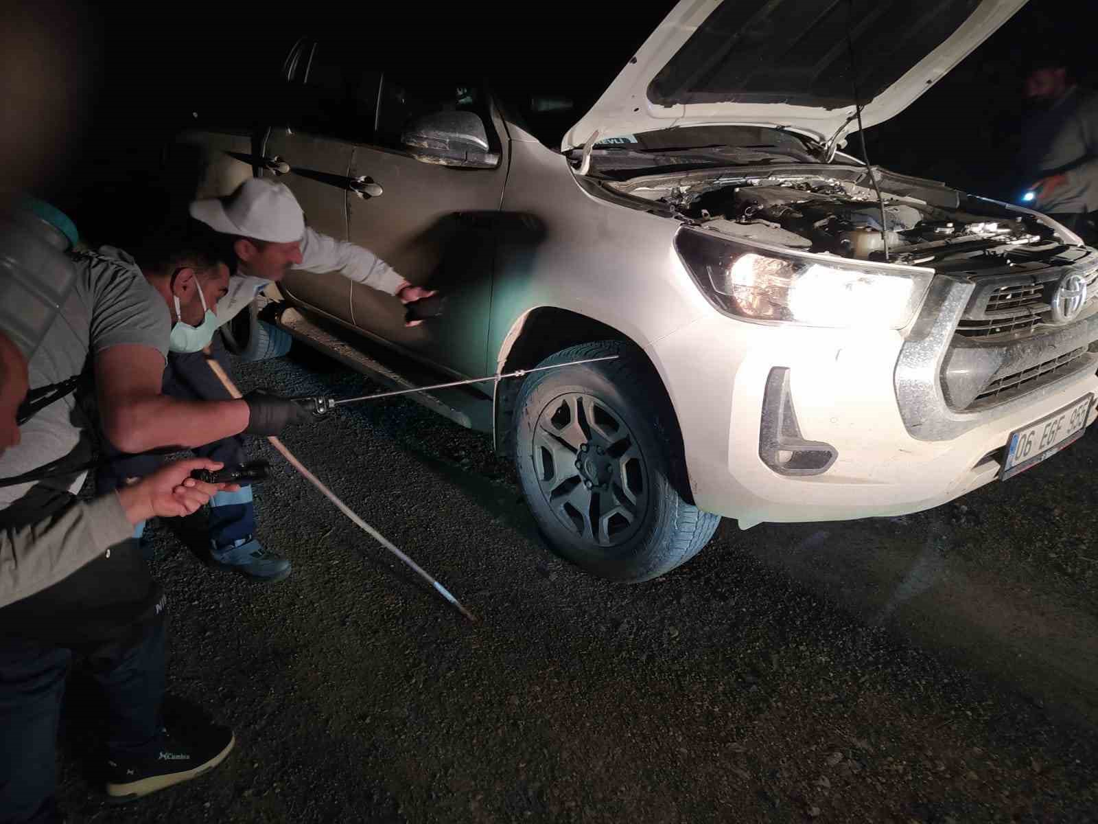 Hakkari&rsquo;de kamyonetin motoruna giren yılan g&uuml;&ccedil;l&uuml;kle &ccedil;ıkartıldı
