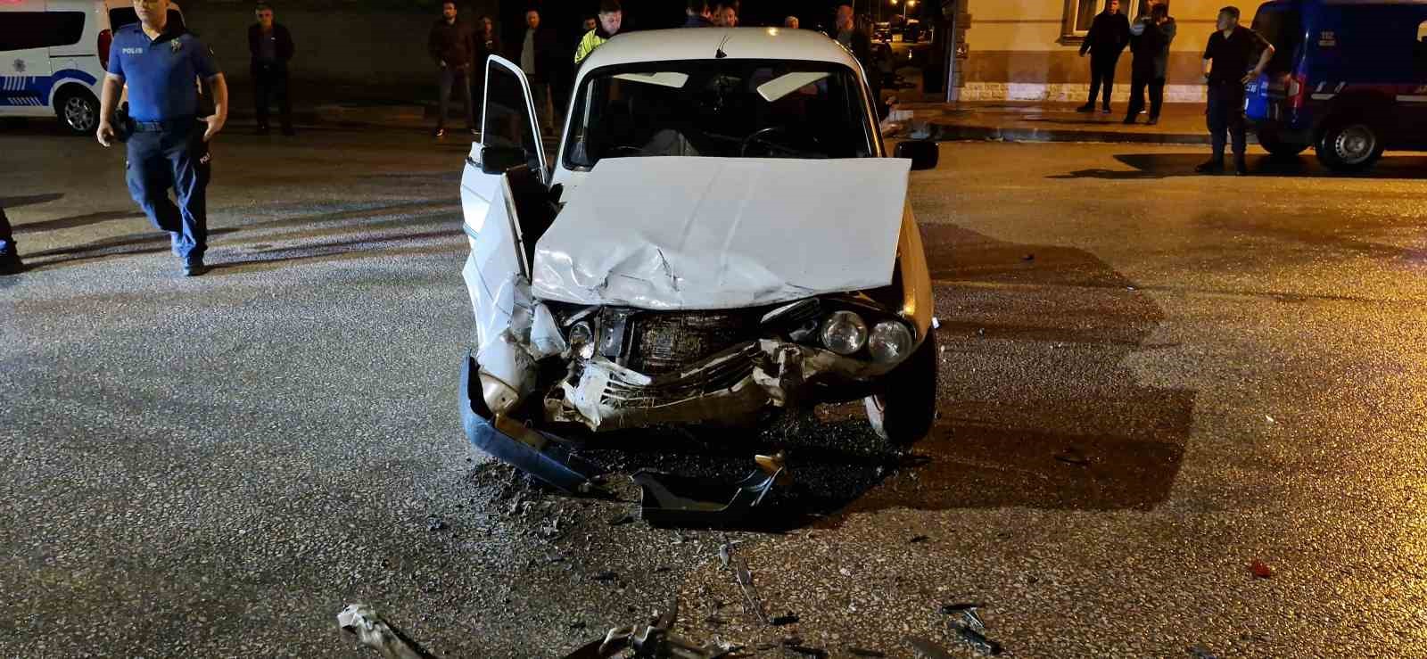 Otomobil ve ticari ara&ccedil; &ccedil;arpıştı
