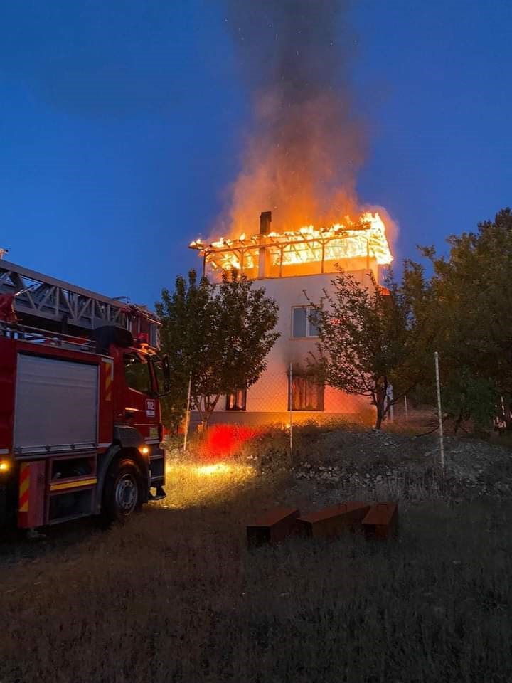 Denizli’de 2 katlı binada çıkan yangında bir kişi hayatını kaybetti