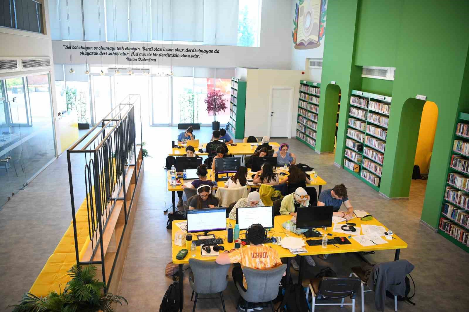 Kitap kahvelerde sınav maratonu