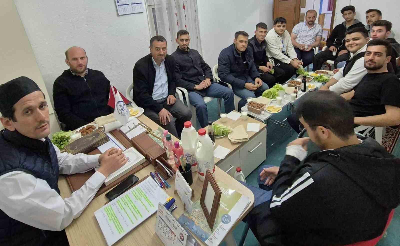 Dumlupınar&rsquo;da &uuml;niversite &ouml;ğrencileri ile din g&ouml;revlileri bir araya geldi
