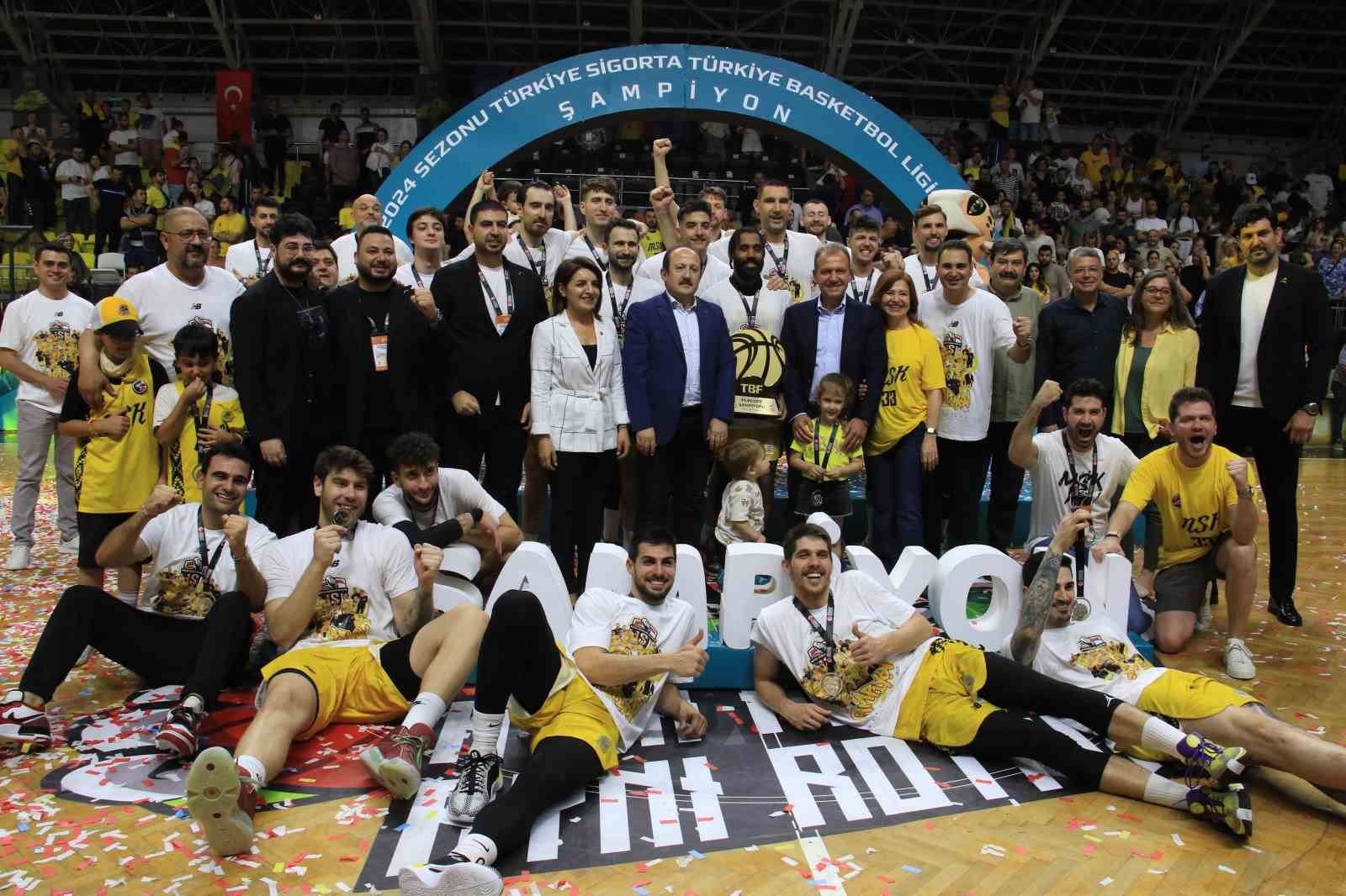 Şampiyon olan Mersin B&uuml;y&uuml;kşehir Belediyesi, kupasını aldı
