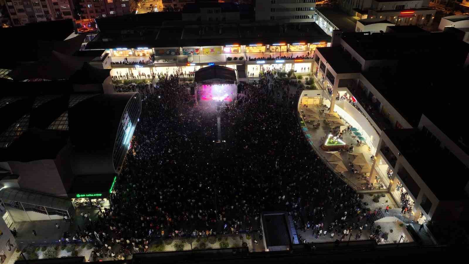 İkilem, Gül Festivali’nde Ispartalılara unutulmaz gece yaşattı
