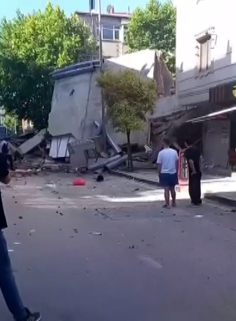Küçükçekmece Kartaltepe Mahallesi’nde bir bina henüz belirlenemeyen bir nedenle çöktü. Olay yerine çok sayıda itfaiye ve sağlık ekibi sevk edildi.