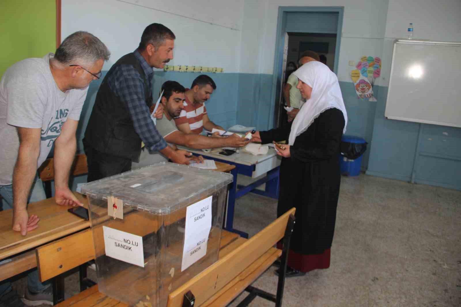 Se&ccedil;imlerin yenilendiği Hilvan&rsquo;da oy kullanma işlemi başladı
