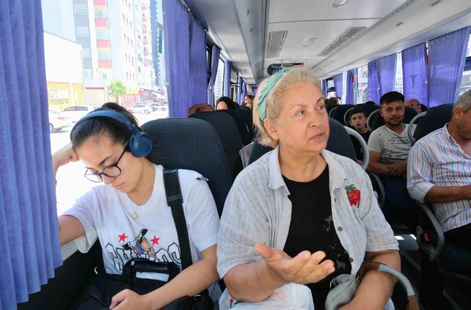 Karaisalı’da otobüs durağına yazı yazarak Zeydan Karalar’dan yeni otobüs isteyen ilçe halkının arzusu yerine getirildi