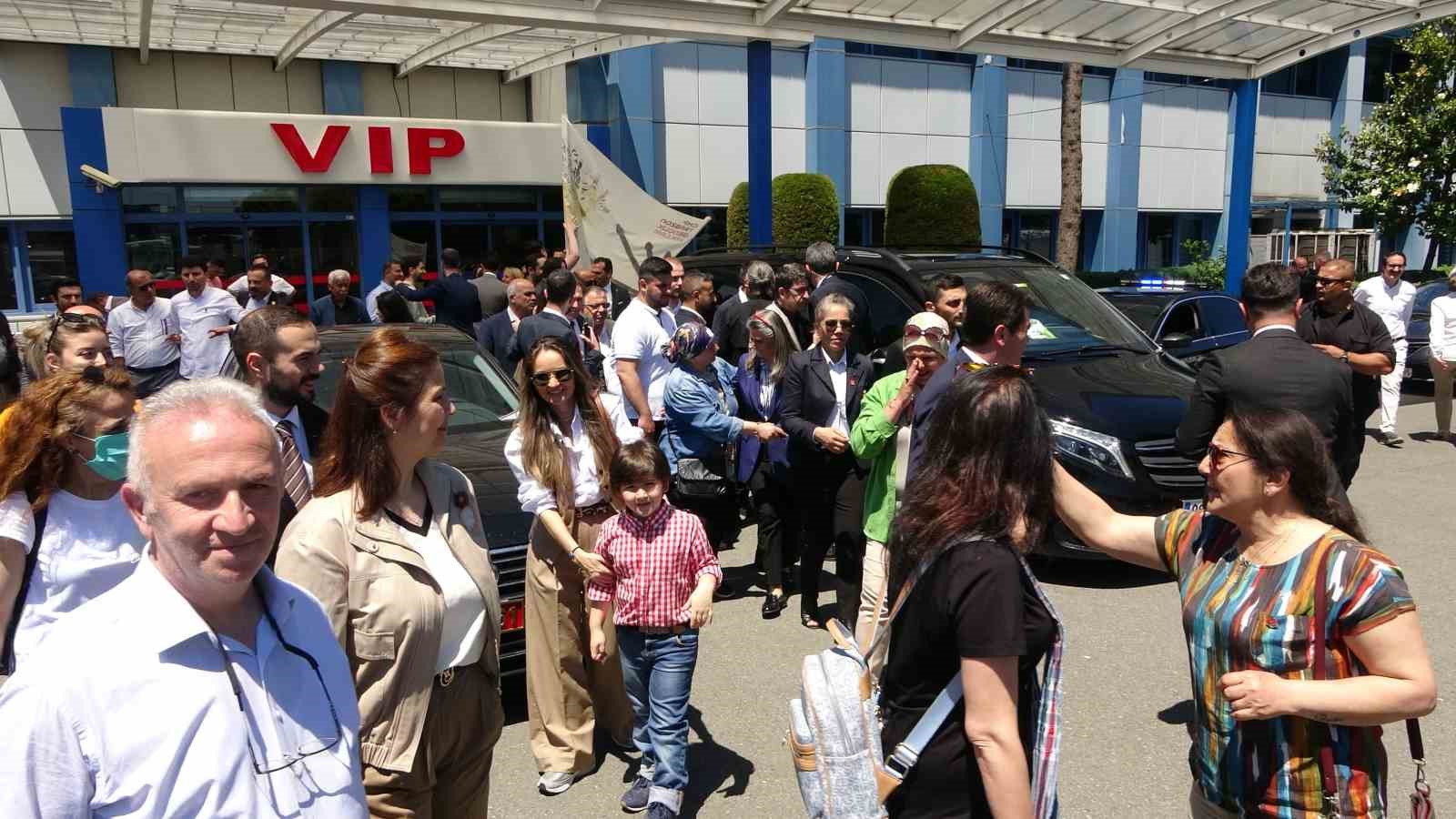 CHP Genel Başkanı Özel, Rize’deki Çay Mitingi’ne katılmak için Trabzon’a geldi
