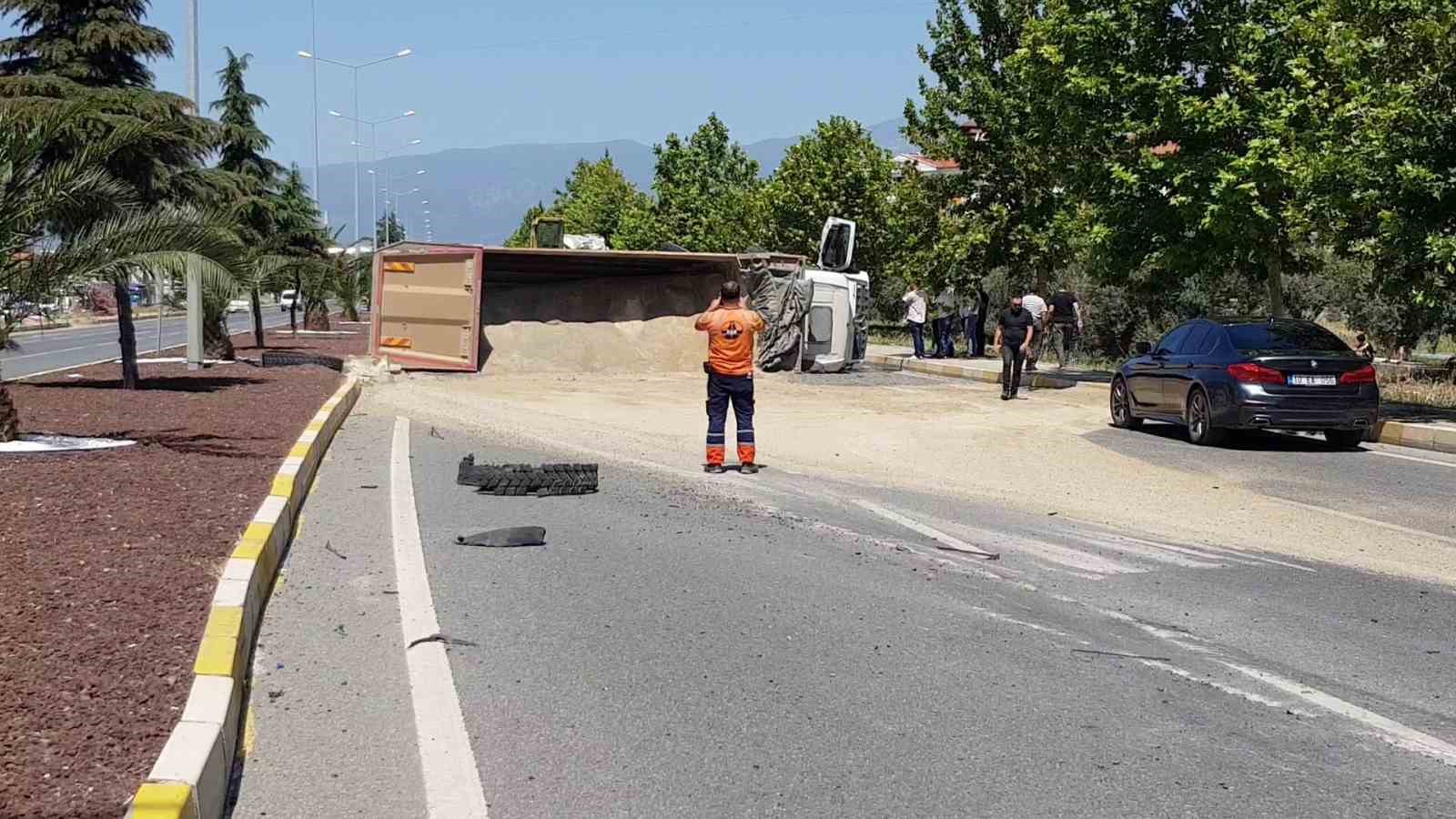 Edremit&rsquo;te lastiği patlayan tır karayolunu trafiğe kapattı
