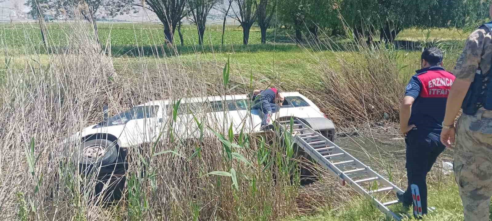 Sulama kanalına u&ccedil;an minib&uuml;s&uuml;n s&uuml;r&uuml;c&uuml;s&uuml; itfaiye tarafından kurtarıldı
