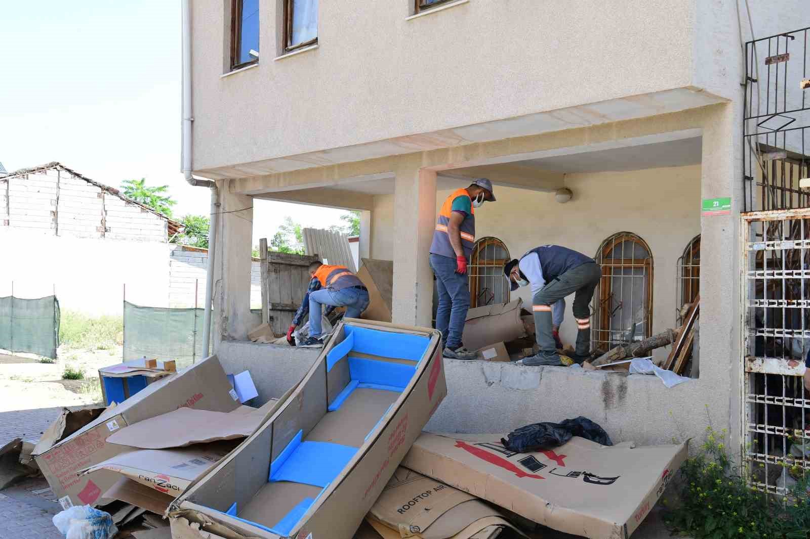 Yeşilyurt&rsquo;ta bir evde 7 kamyon &ccedil;&ouml;p &ccedil;ıktı

