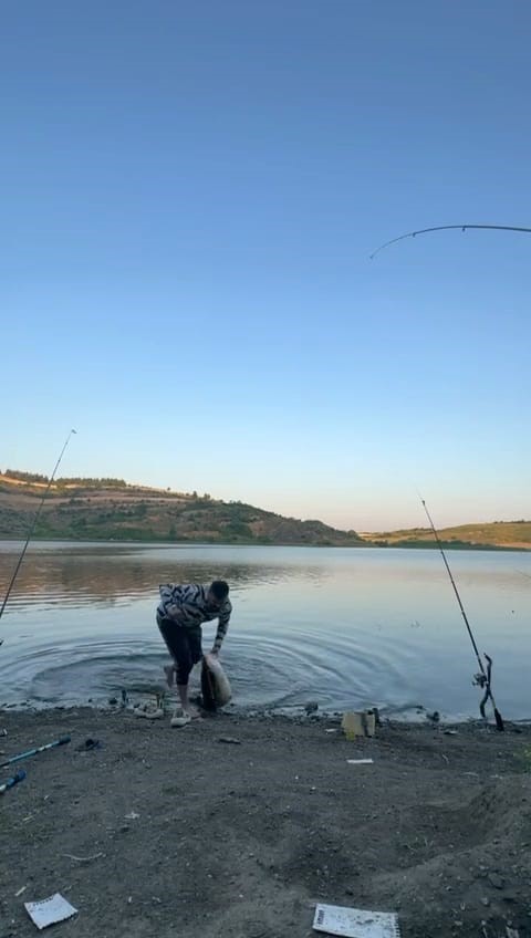 Bursa’da iki arkadaş oltayla 165 santimetrelik balık tuttu
