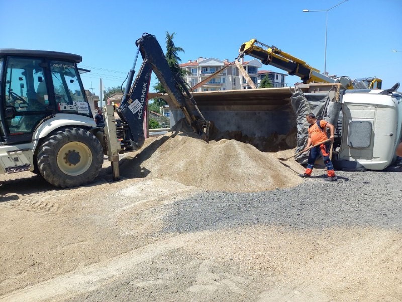 Devrilen kamyonun kapattığı İzmir-&Ccedil;anakkale kara yolu yeniden trafiğe a&ccedil;ıldı

