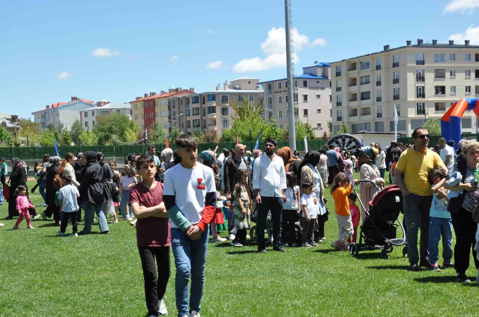Kars&rsquo;ta &Ccedil;ocuk Şenliği&rsquo;ne yoğun ilgi
