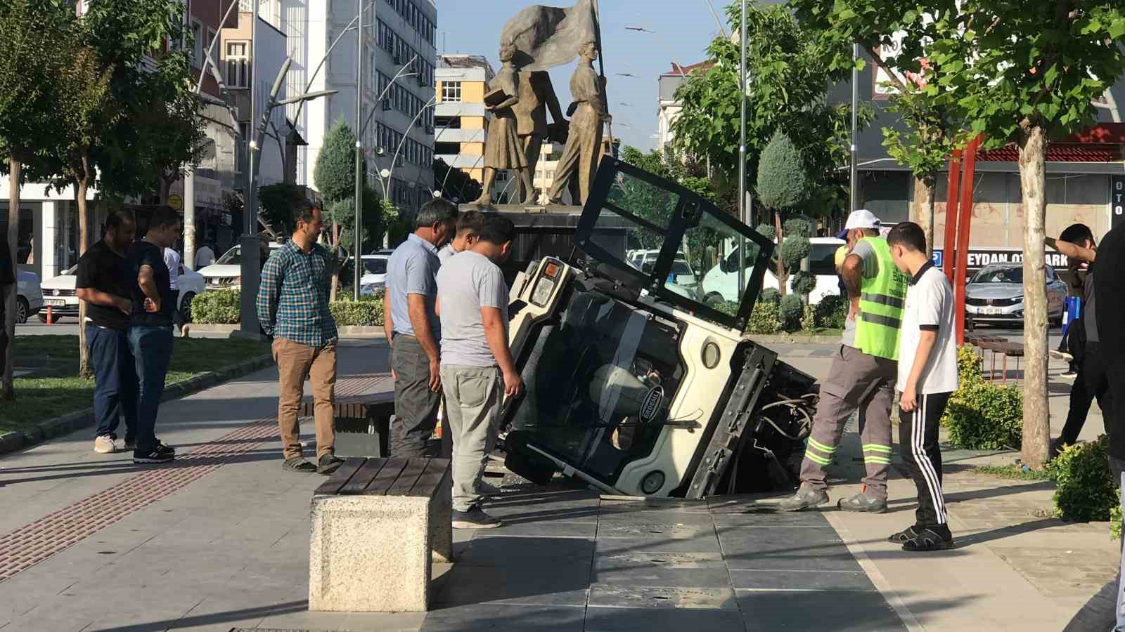 Batman’da temizlik aracı havuza düştü