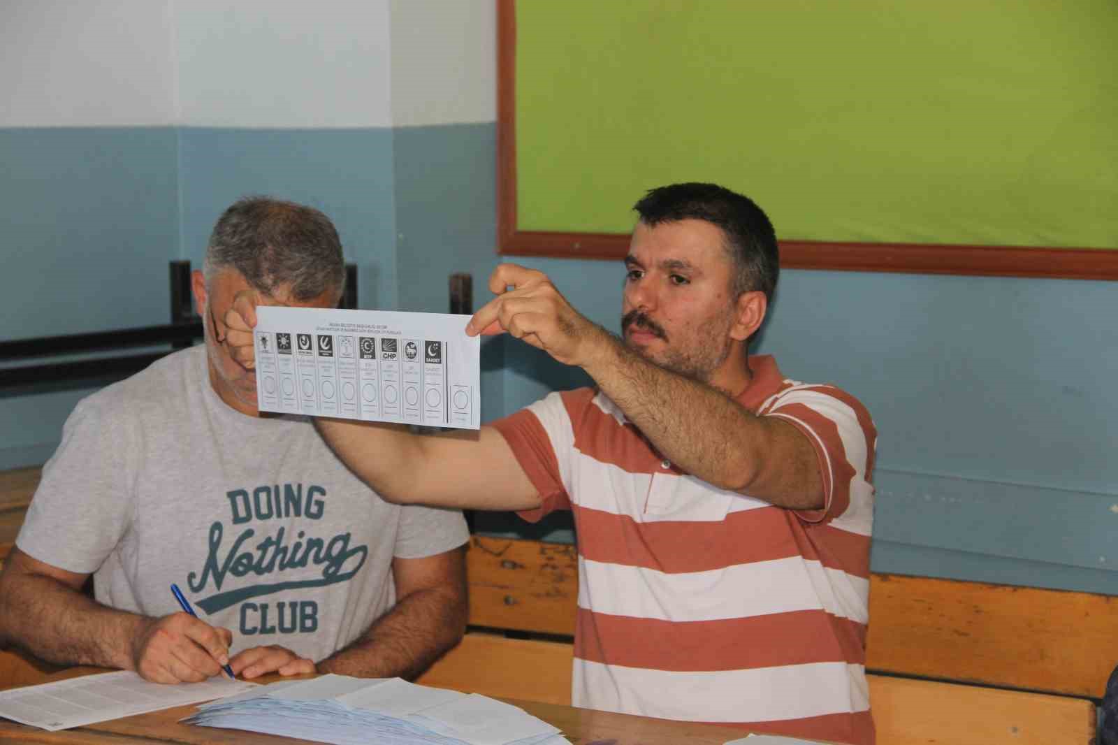 Se&ccedil;imlerin yenilendiği Hilvan&rsquo;da oy sayma işlemi başladı
