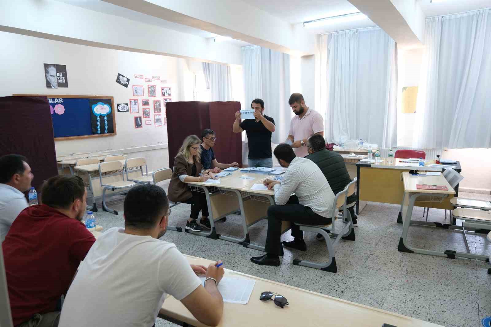 B&uuml;y&uuml;kkarıştıran beldesinde oy sayma işlemi başladı
