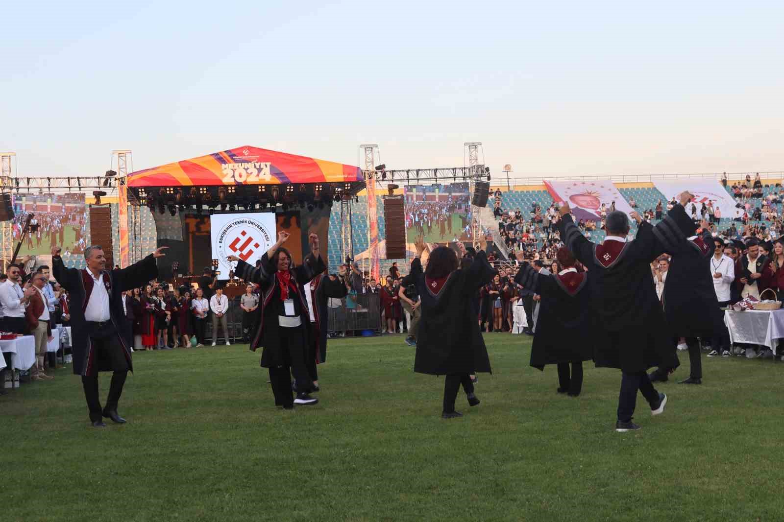 EST&Uuml; &ouml;ğretim &uuml;yelerinin zeybek oyunu b&uuml;y&uuml;k beğeni topladı
