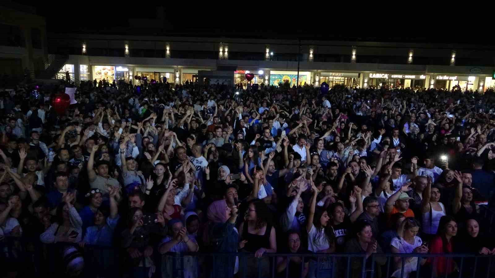 Festivalin son gününde Ispartalılar şarkıcı Altay’la doyasıya eğlendi
