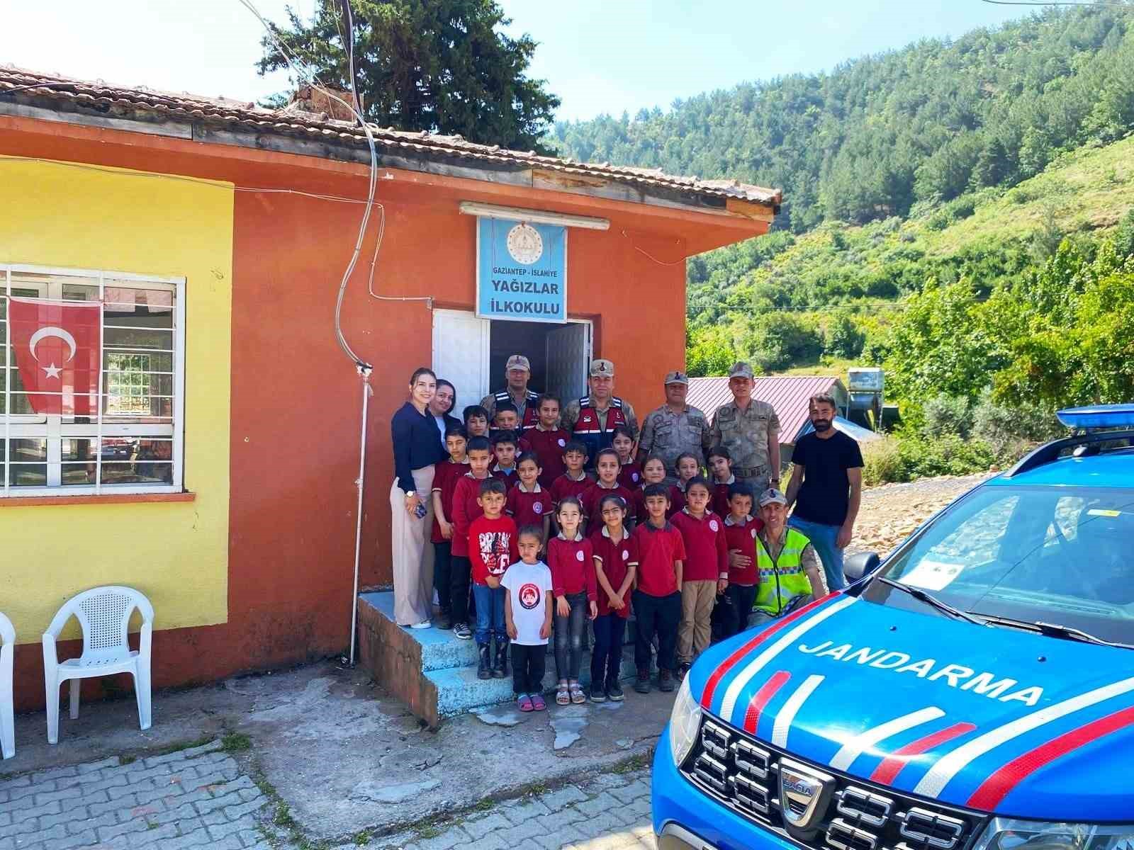 Jandarma depremzede öğrencileri okullarında ziyaret etti