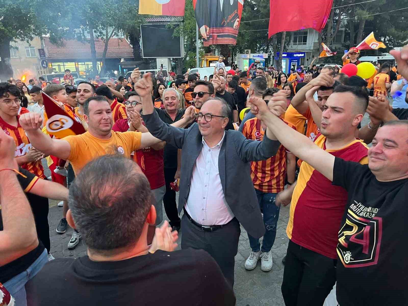 Denizli&rsquo;de Galatasaray taraftarları 24. şampiyonluğu meydanlarda kutladı
