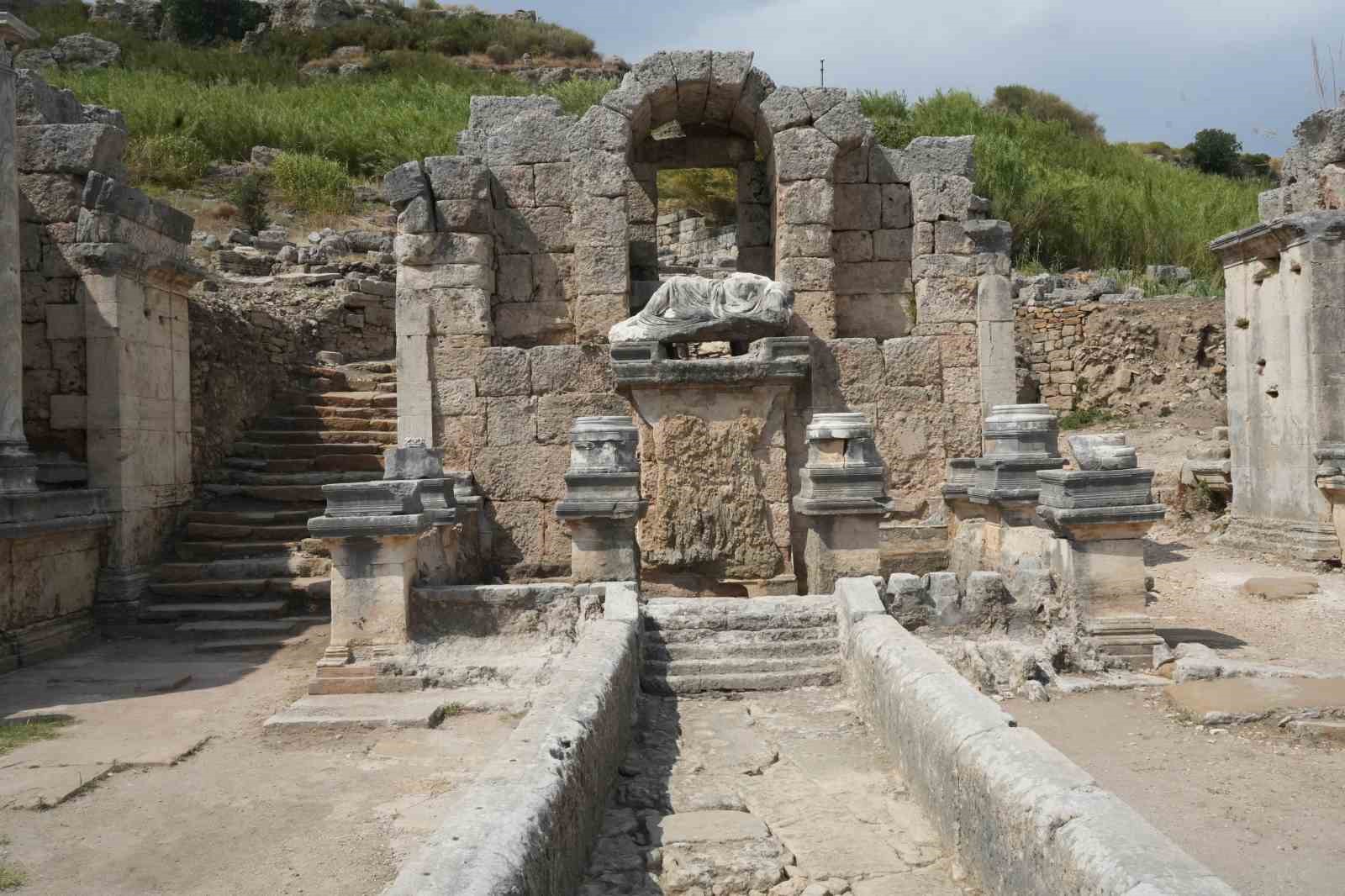Perge’deki Kestros Çeşmesi, 1800 yıl aradan sonra suyla buluşacak
