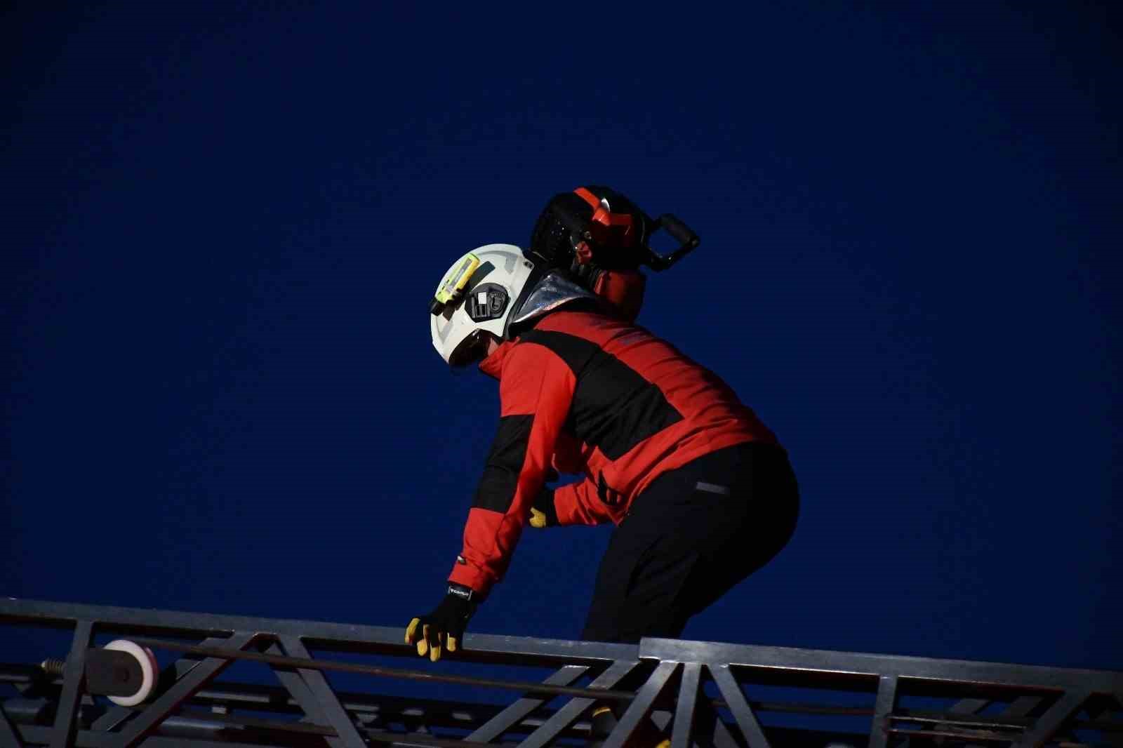 L&uuml;leburgaz&rsquo;da ger&ccedil;eği aratmayan enkaz arama kurtarma tatbikatı
