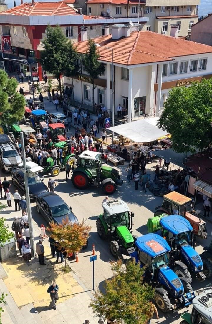 Denizli’de sulama sezonuna sıkıntılarla giren üreticiler, Çal ilçesinde seslerini duyurmaya çalıştı