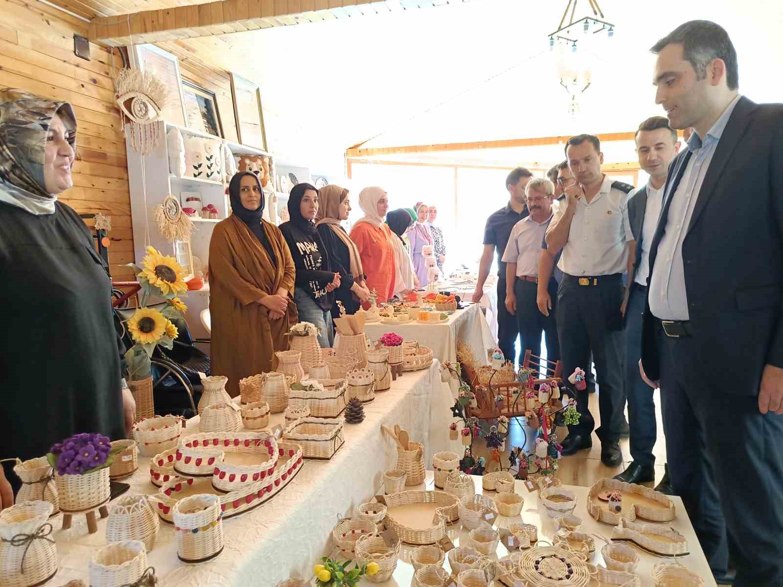 Kozan Halk Eğitim Merkezi yıl sonu sergisi açıldı