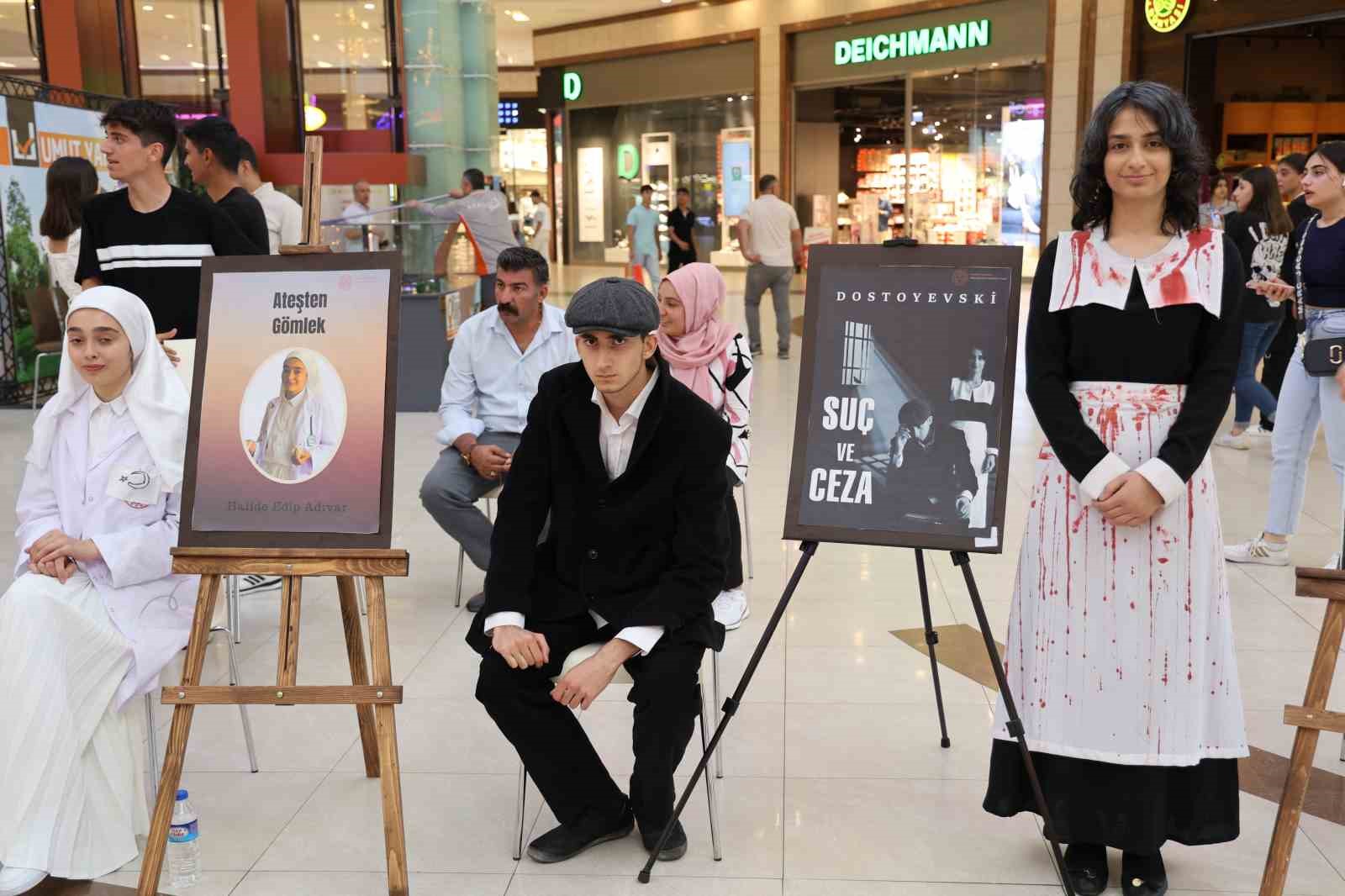 Diyarbakır&rsquo;da &ouml;ğrenciler bir yıl boyunca okudukları romanın karakterlerini canlandırdı
