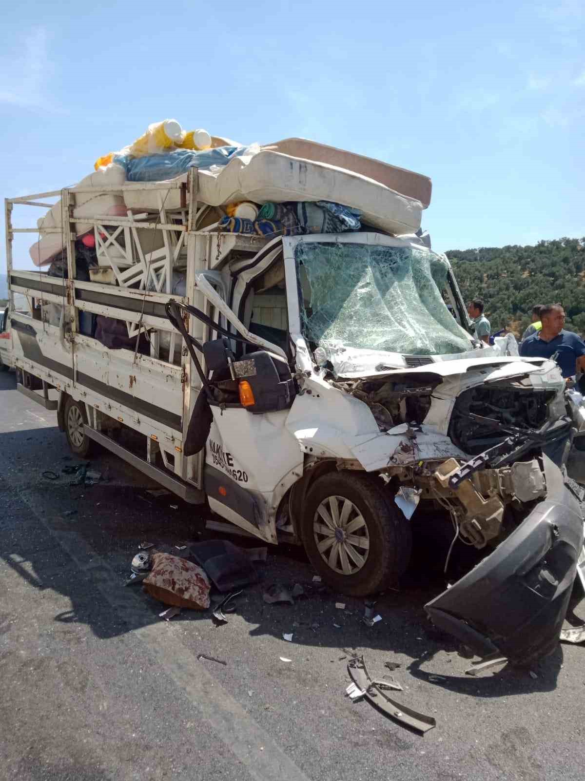 Tıra arkadan &ccedil;arpan kamyonetin s&uuml;r&uuml;c&uuml;s&uuml; yaralandı
