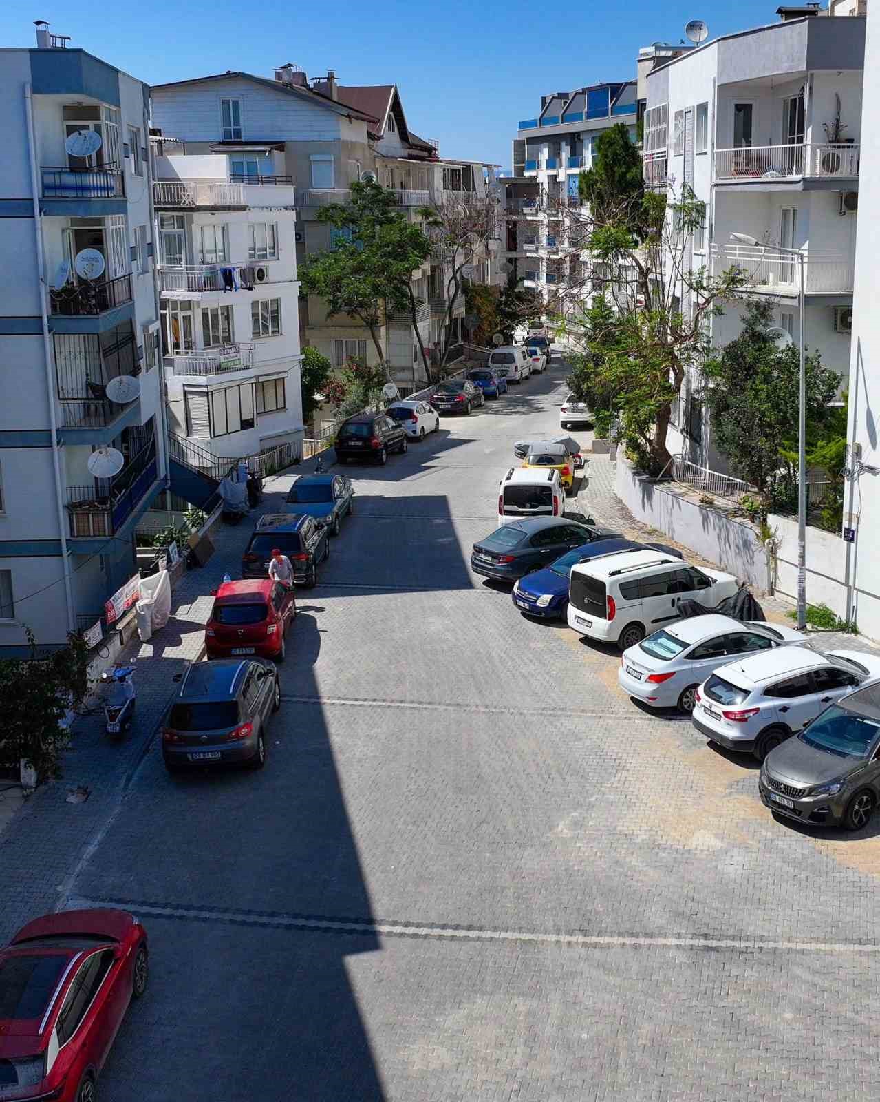 Kuşadası Belediyesi’nden kesintisiz yol mesaisi
