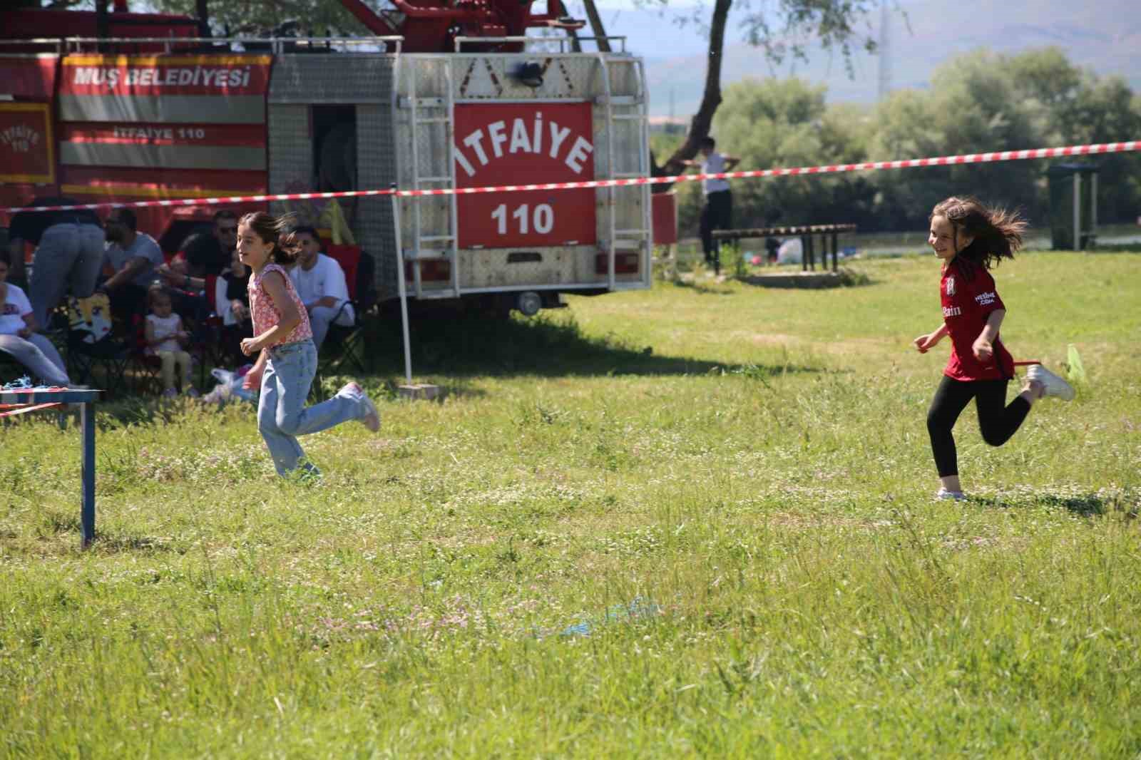 Muşlu çocuklar  “Muşvivor” parkurunda kıyasıya yarışarak eğlendi
