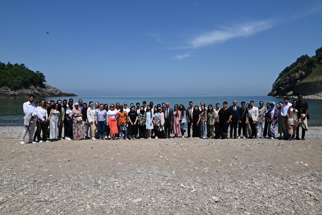 Rektör Özölçer Uluslararası Öğrencilerle bir araya geldi