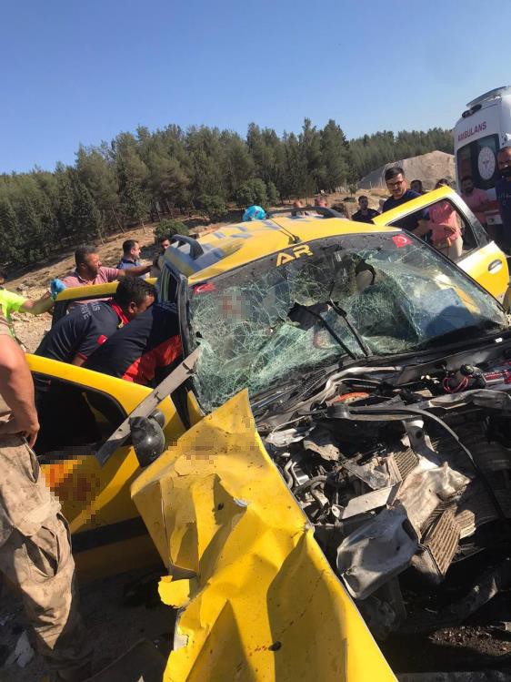 Kilis’te hafriyat kamyonu ticari taksi ile çarpıştı: 2 ölü, 8 ağır yaralı