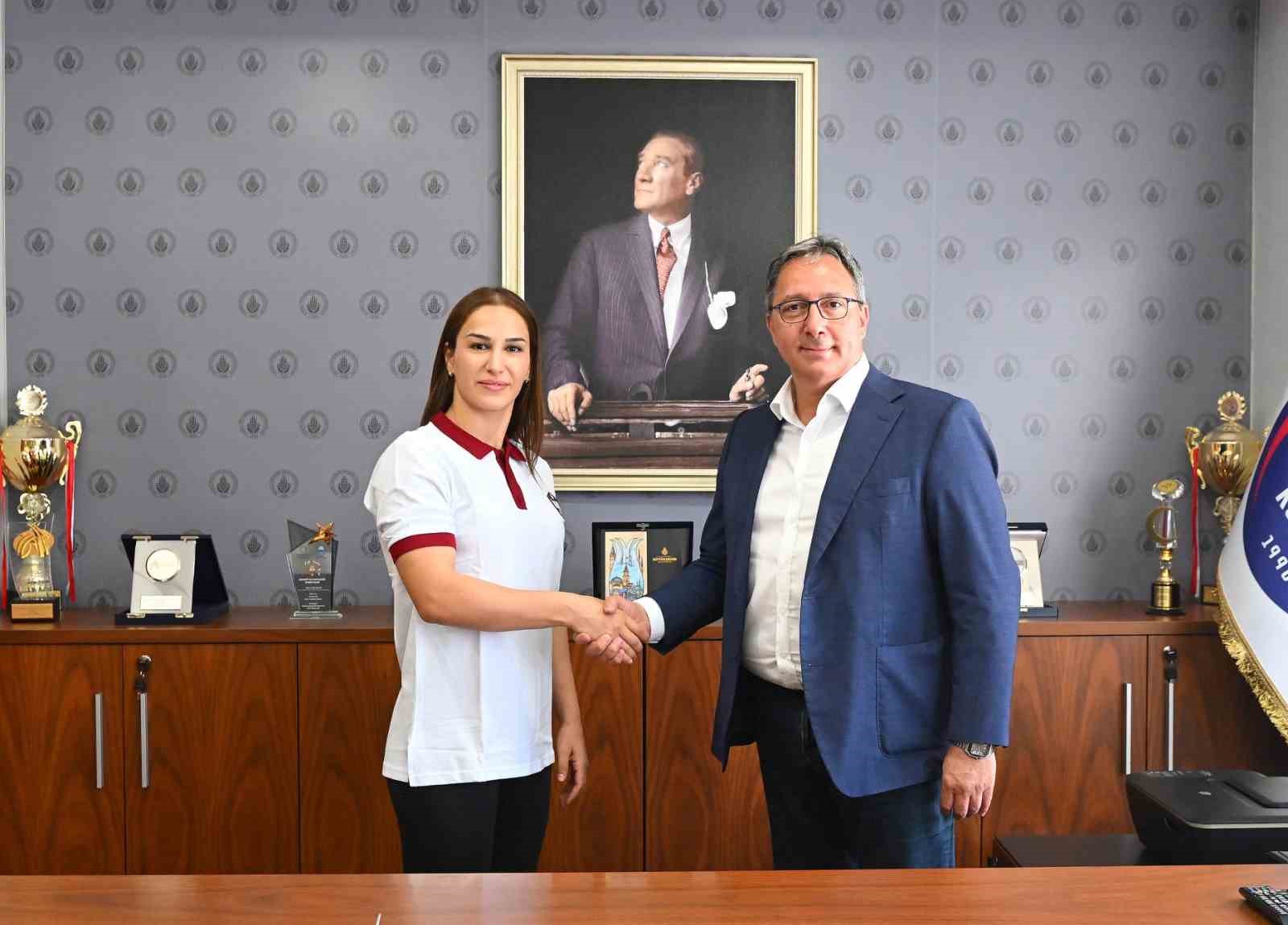 Milli güreşçi Buse Tosun Çavuşoğlu, İBB Spor Kulübü ile sözleşme imzaladı
