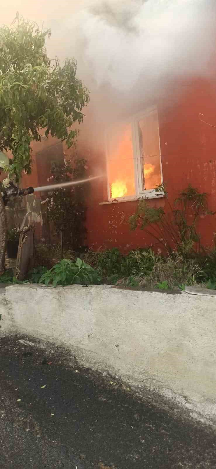 Sarıyer&rsquo;de gecekondu alev alev yandı: Yaşlı kadını komşusu kurtardı
