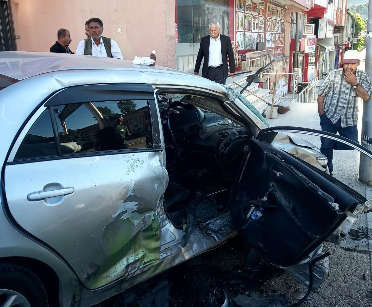 &Ccedil;ekici ile &ccedil;arpışan otomobil hurdaya d&ouml;nd&uuml;: 2 yaralı
