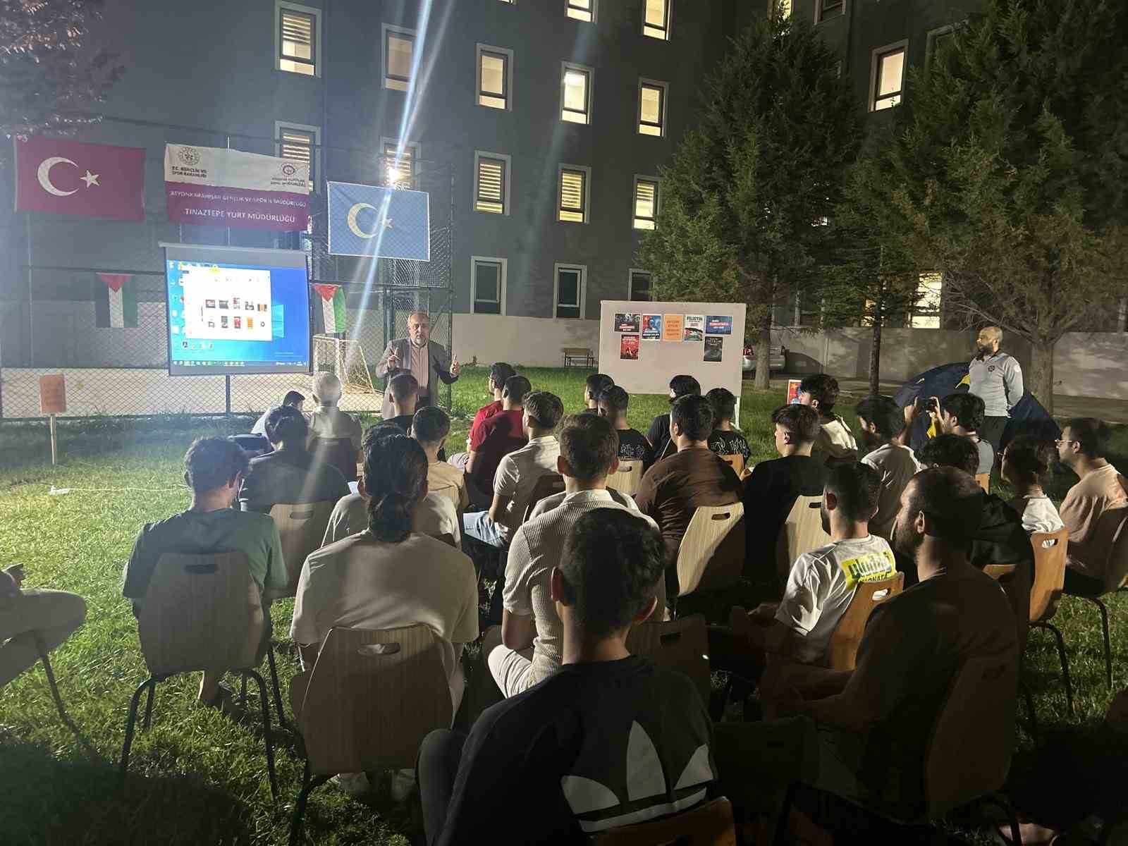 &Uuml;niversite &ouml;ğrencilerden Filistin ve Doğu T&uuml;rkistan i&ccedil;in farkındalık etkinliği
