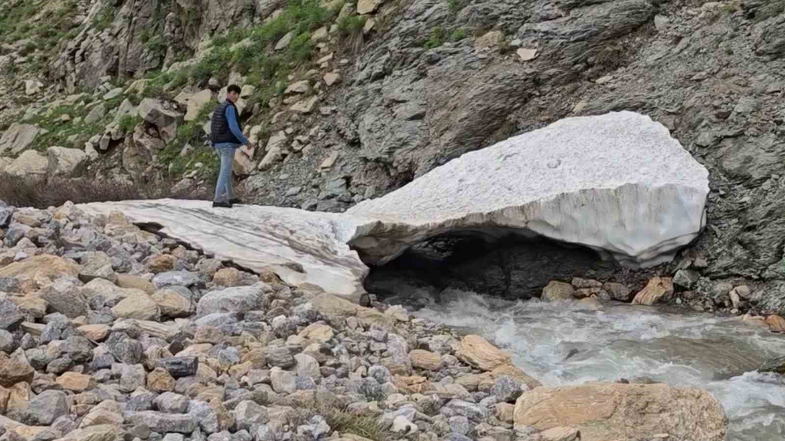 Sason kar tünelleri ve zengin florasıyla hayranlık uyandırıyor
