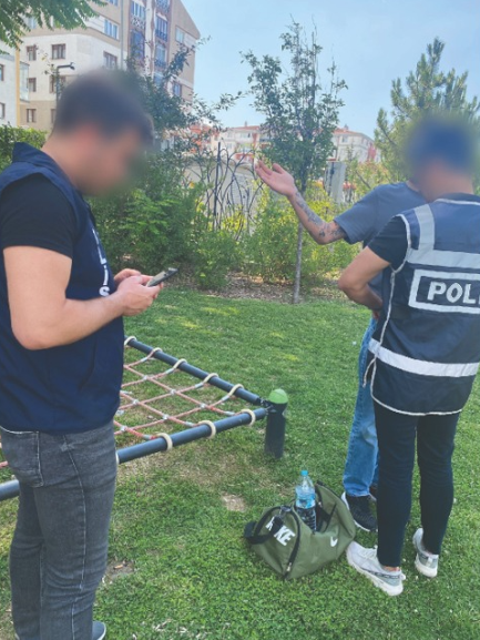 Polis ekipleri parklardaki şüpheli şahıslara kimlik sorgusu yaptı
