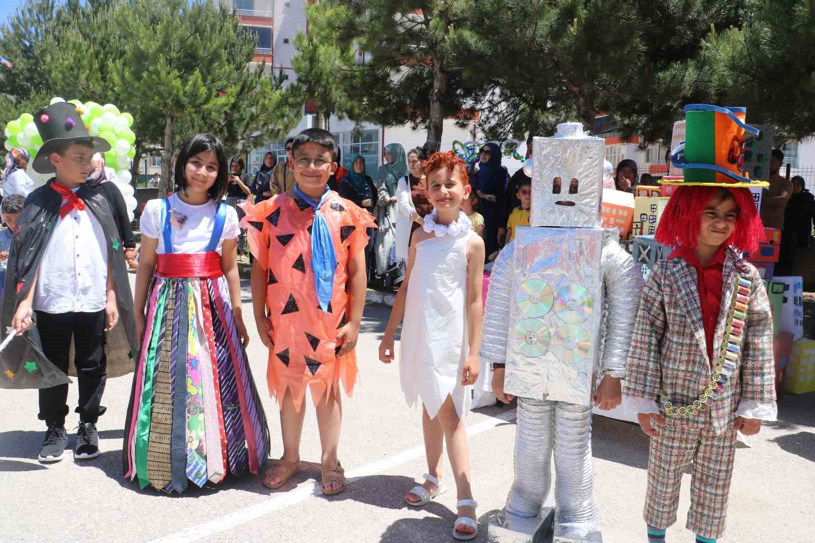 Minik eller atıkları adeta sanat eserlerine d&ouml;n&uuml;şt&uuml;rd&uuml;
