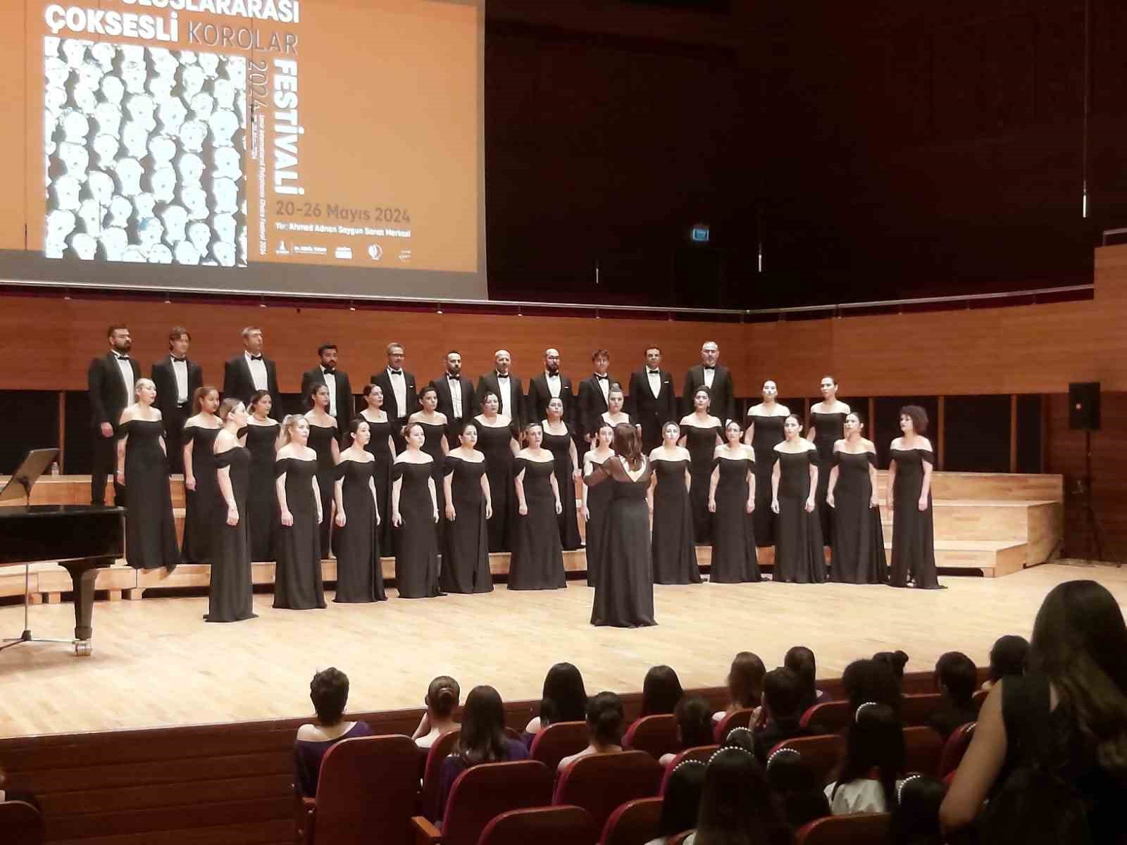 Merkezefendi Belediyesi &Ccedil;ok Sesli Korosu İzmir ve Ankara&rsquo;dan &ouml;d&uuml;lle d&ouml;nd&uuml;
