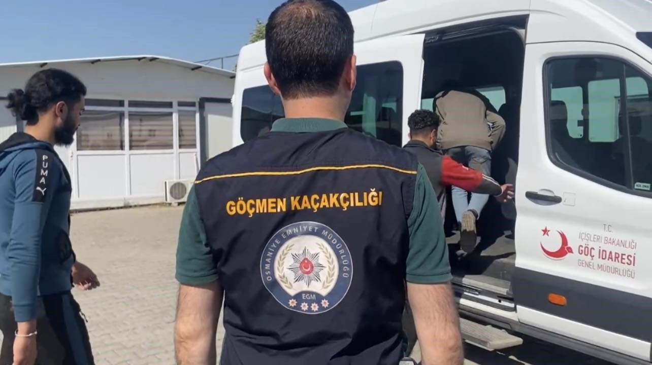 Polisin ’dur’ ihtarına uymayıp kaçan otomobilde 5 düzensiz göçmen yakalandı
