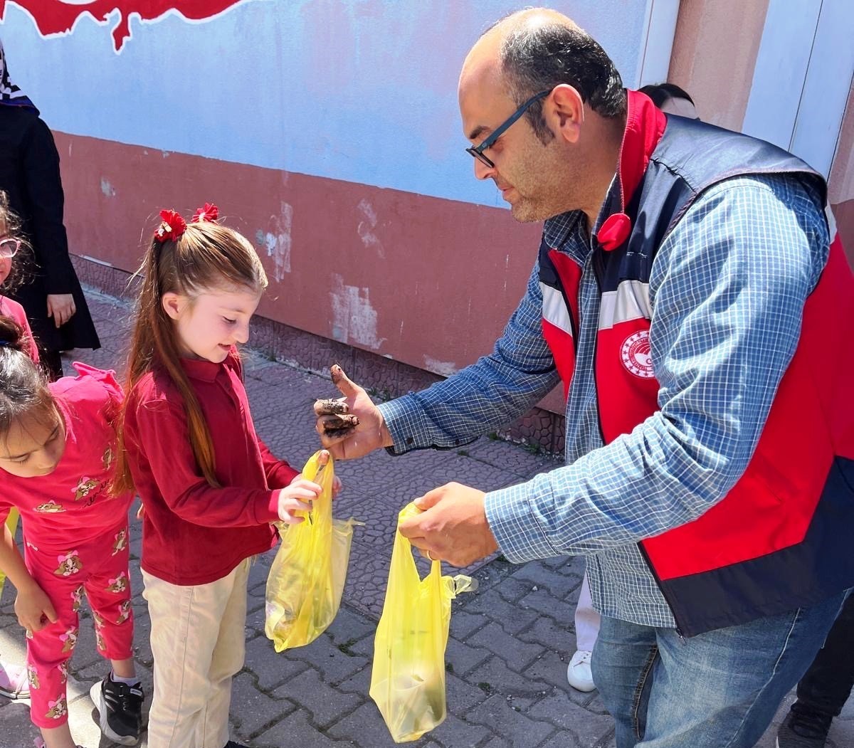 Altıntaş&rsquo;ta ilkokul &ouml;ğrencilerine sebze fidesi dağıtıldı
