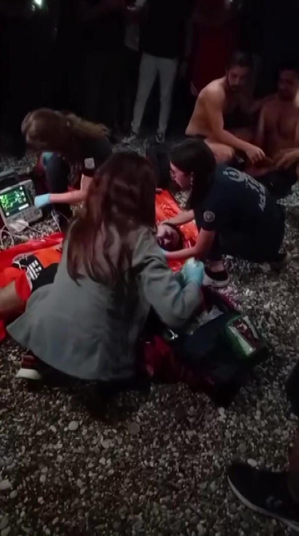 Y&uuml;zmek i&ccedil;in girdiği denizde boğulmaktan deniz polisi kurtardı
