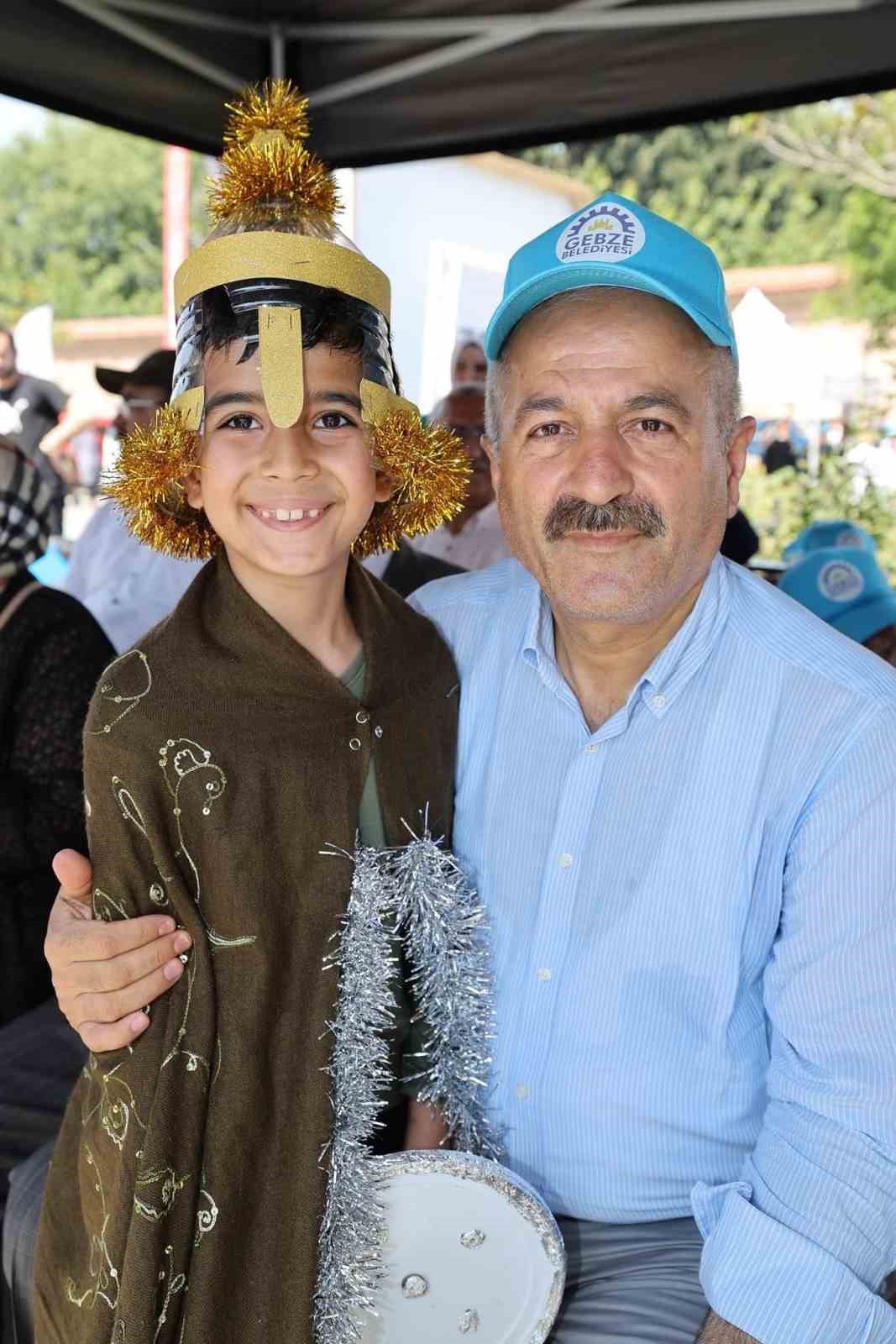 Atıklardan kıyafet yapıp, defilede sergilediler