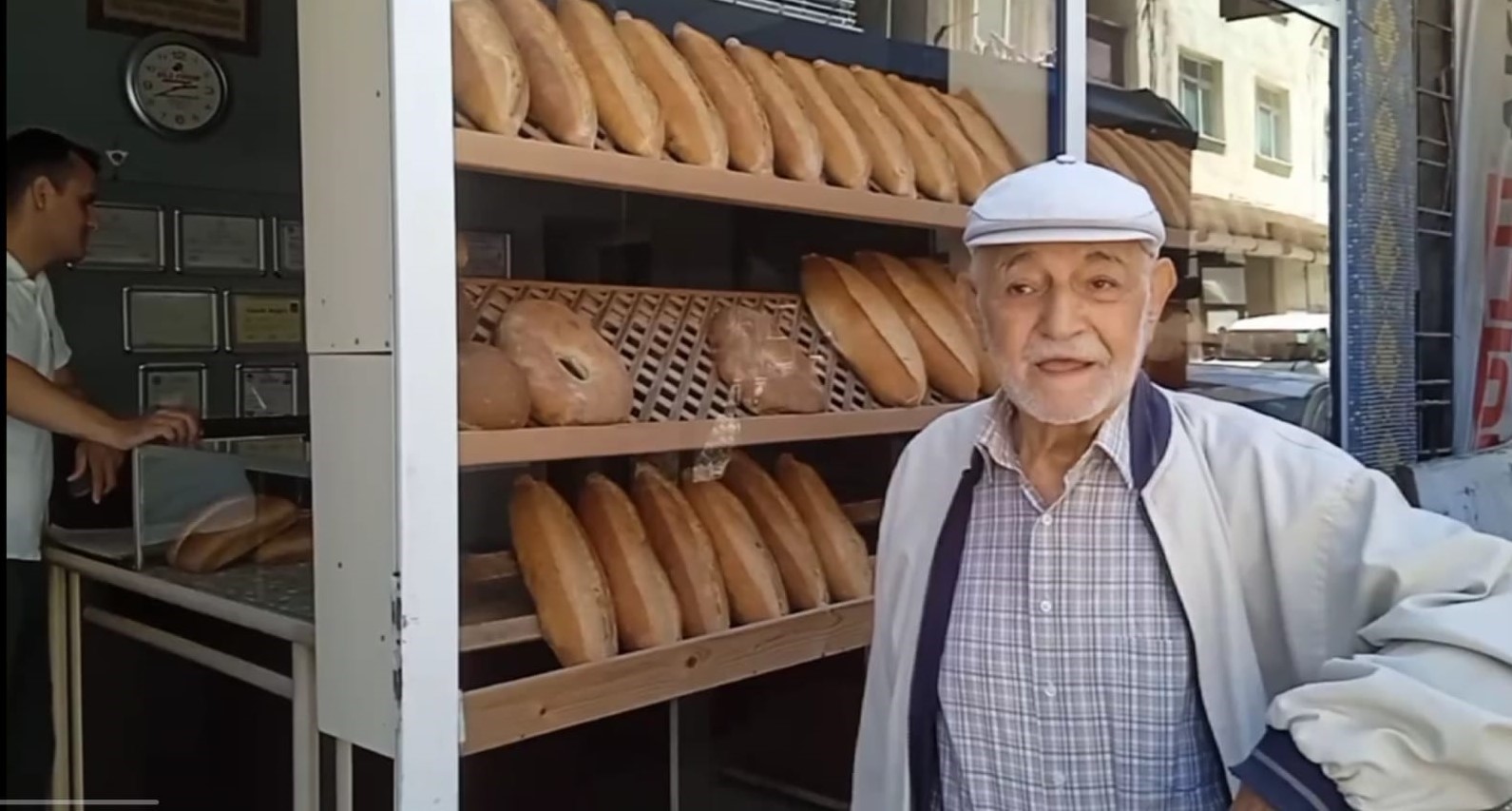 Ordu&rsquo;da sokak k&ouml;peği ekmek almaya giden kadına saldırdı: O anlar kamerada