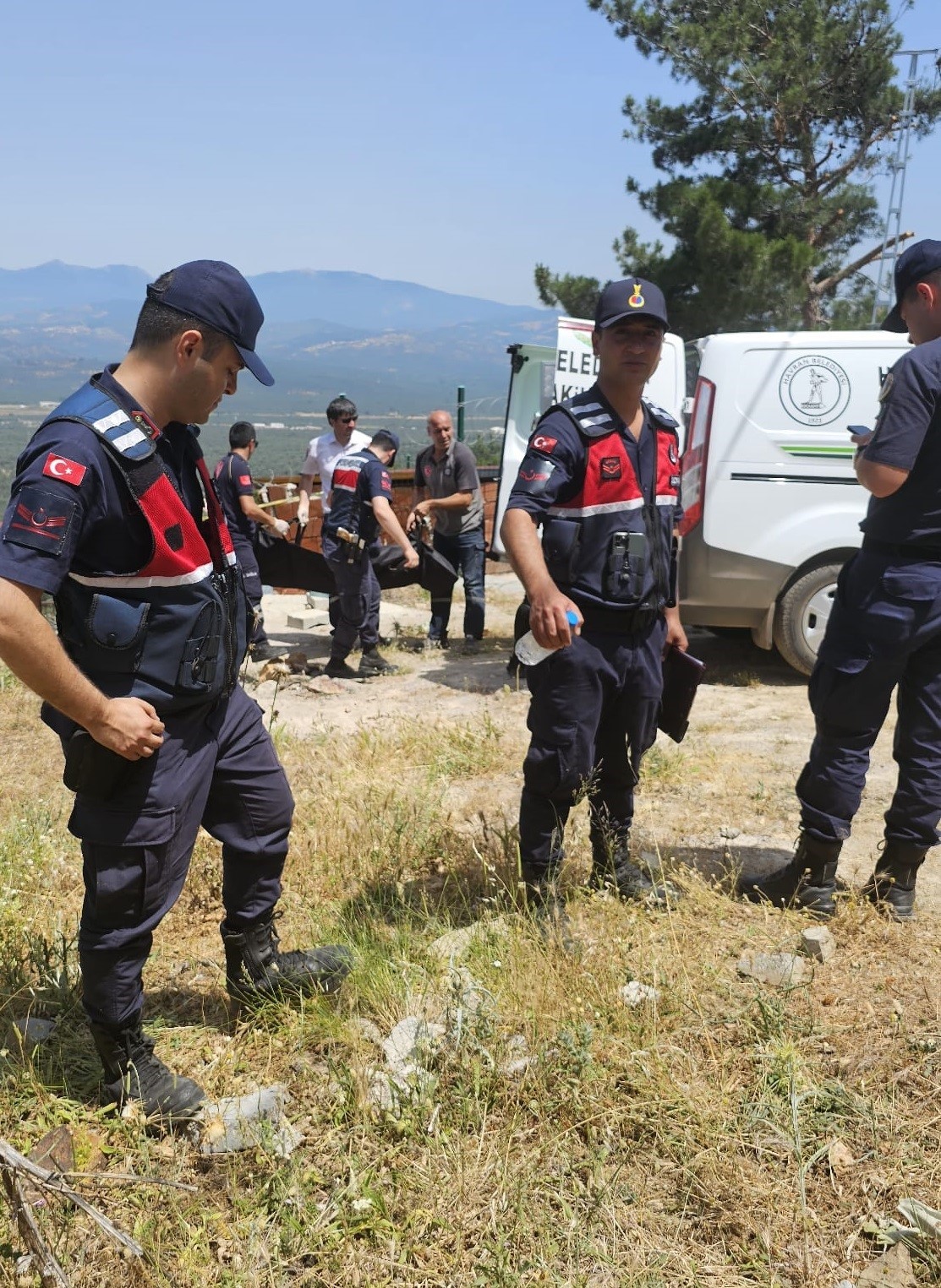 Devrilen iş makinesinin altında kalan &ccedil;ocuk hayatını kaybetti
