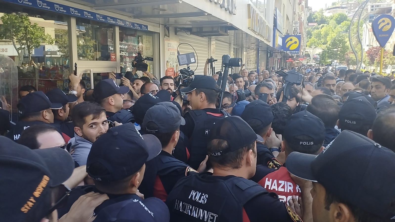 Hakkari&rsquo;de olaylar &ccedil;ıktı: Polis amiri başından yaralandı
